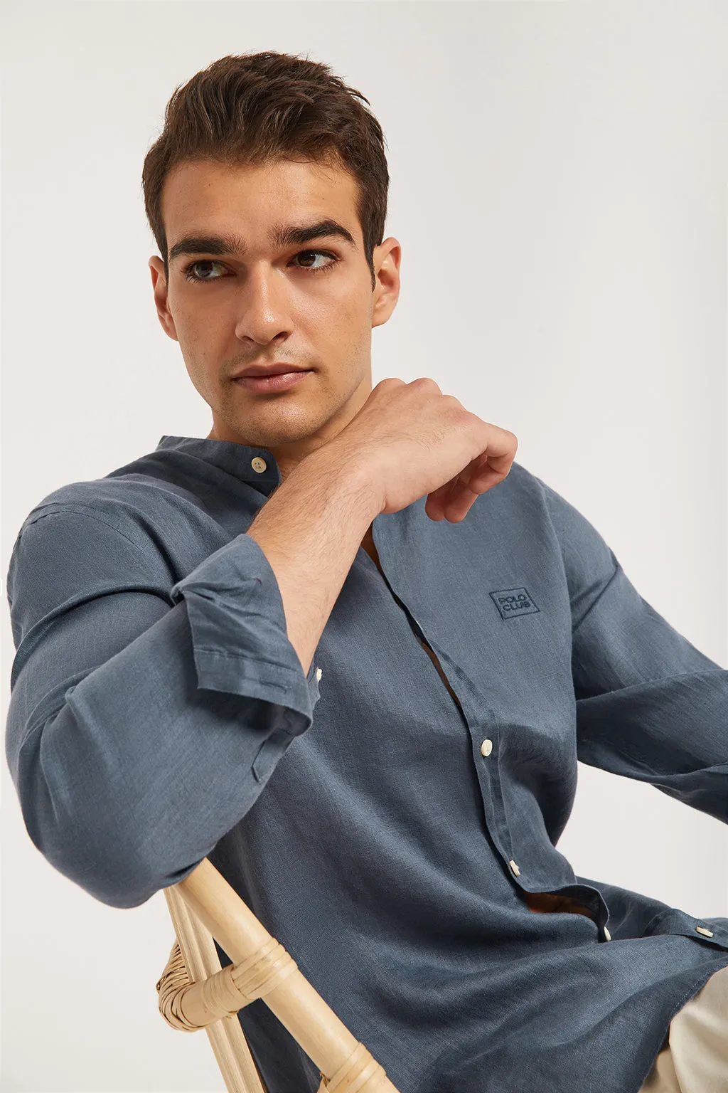 Camisa de lino azul denim con cuello mao y logo bordado